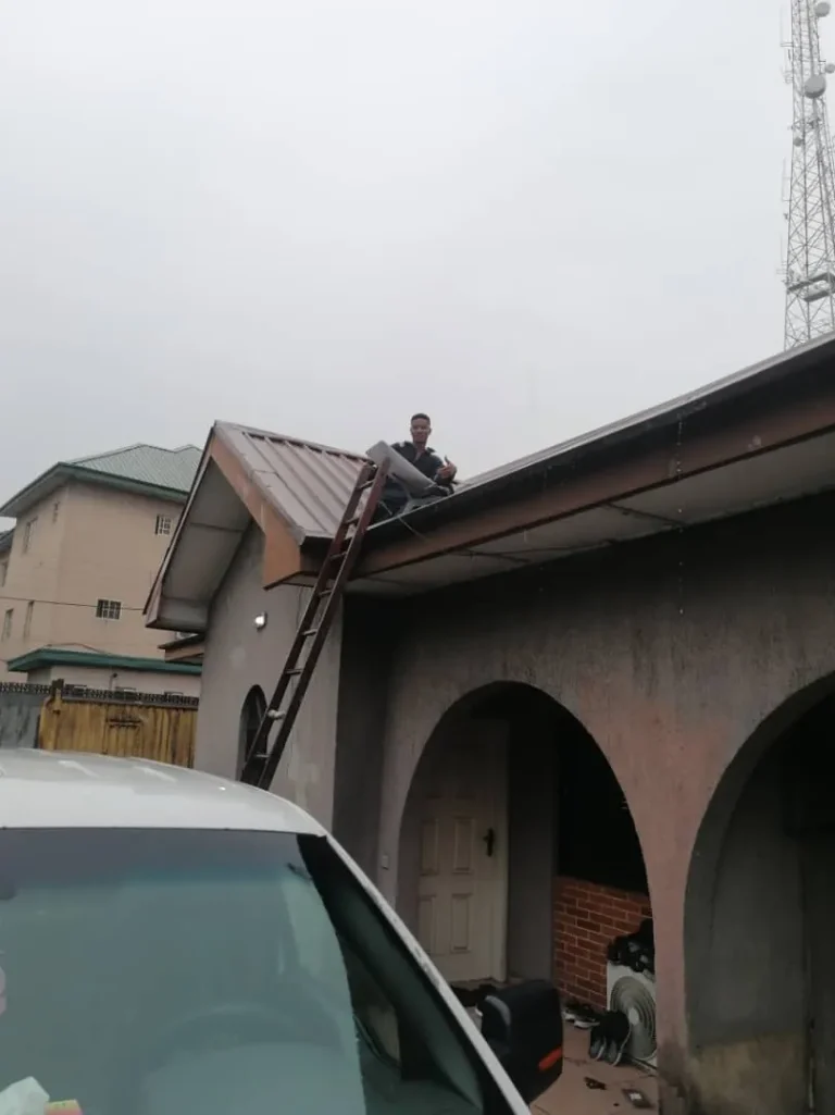 Bungalow with the installer on the roof